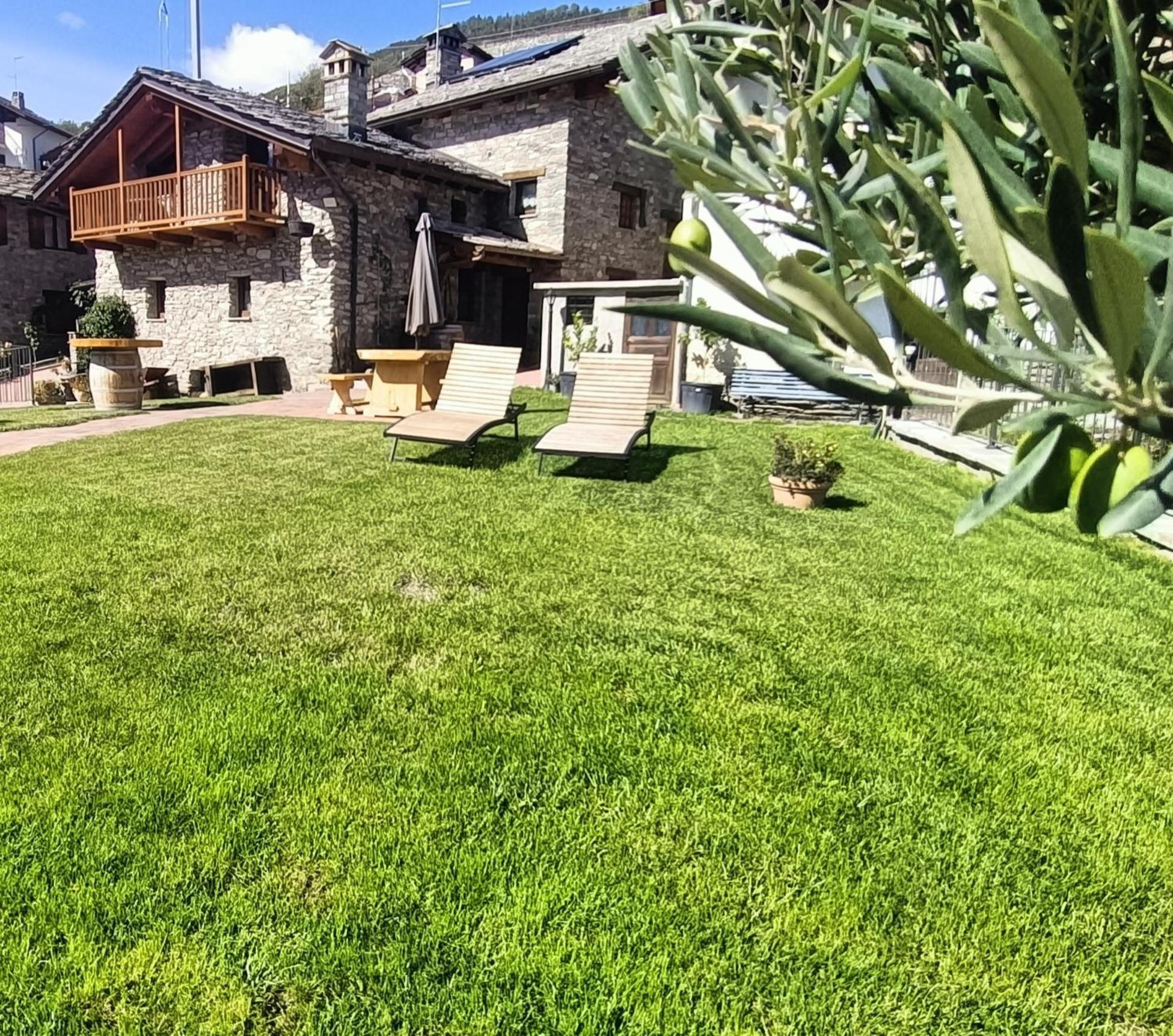 Le Temps Retrouve - Casa Tipica Con Giardino Villa Villeneuve Exterior photo